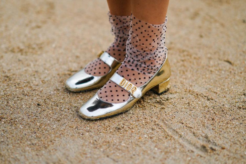 Najbardziej pożądane buty w tym sezonie mają brokat, srebro i biżuteryjne zdobienia. Przegląd najpiękniejszych dancing shoes 2023