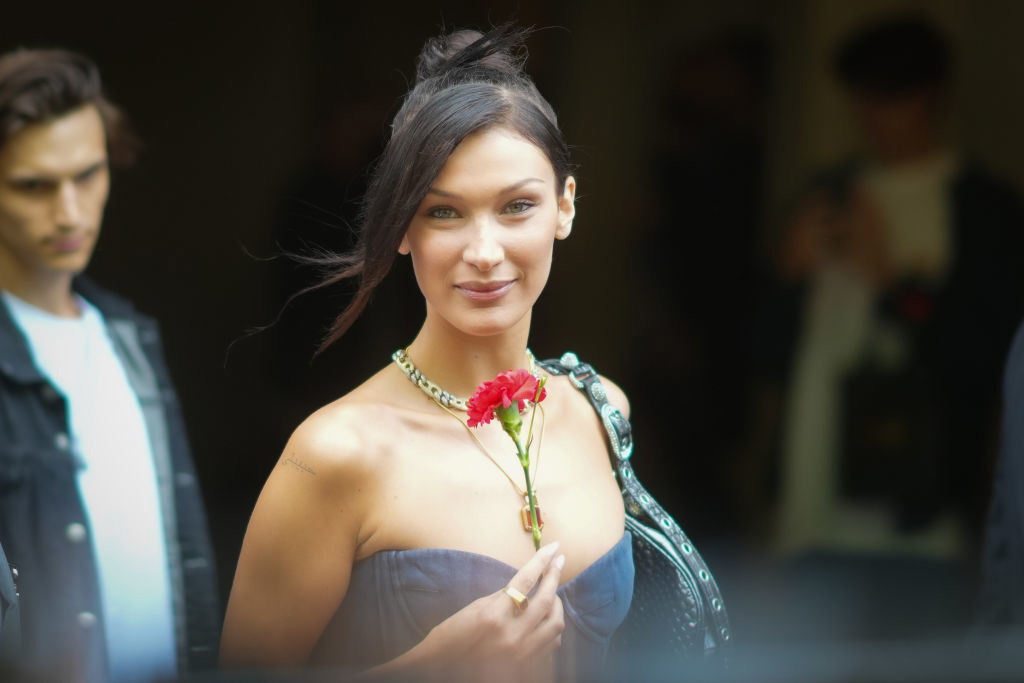 Oto nowa it-bag! Bella Hadid pojawiła się z nią w Paryżu, a Internet oszalał. Jak wygląda i ile kosztuje najbardziej pożądana torebka sezonu?