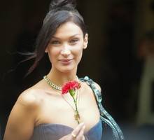 Oto nowa it-bag! Bella Hadid pojawiła się z nią w Paryżu, a Internet oszalał. Jak wygląda i ile kosztuje najbardziej pożądana torebka sezonu?
