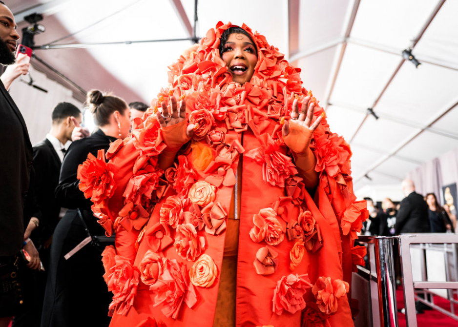 Lizzo w zmysłowym gorsecie i gigantycznej kwiatowej pelerynie przyćmiła wszystkich na Grammy 2023. Artystka wyglądała jak bogini
