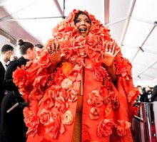Lizzo w zmysłowym gorsecie i gigantycznej kwiatowej pelerynie przyćmiła wszystkich na Grammy 2023. Artystka wyglądała jak bogini