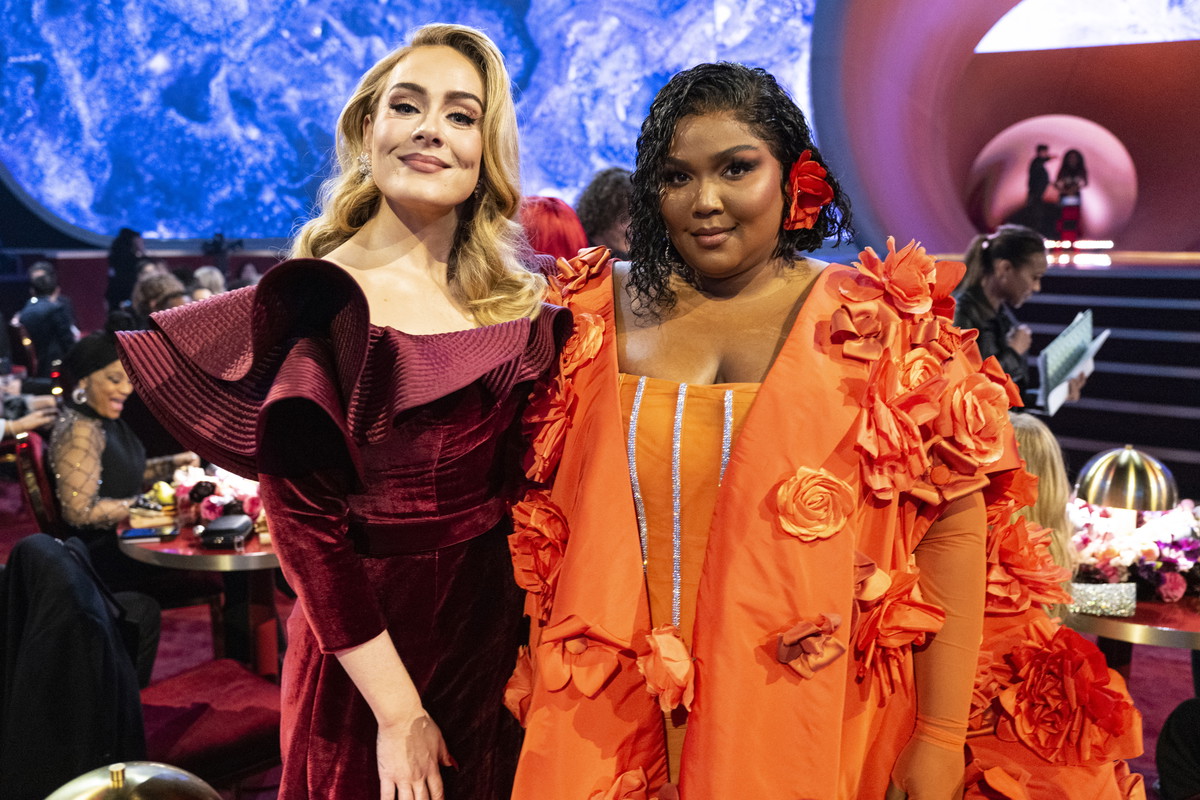 Lizzo w zmysłowym gorsecie i gigantycznej kwiatowej pelerynie przyćmiła wszystkich na Grammy 2023. Artystka wyglądała jak bogini