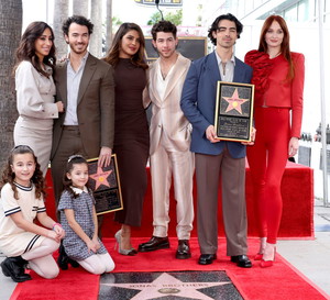 Sophie Turner na odsłonięciu gwiazdy jej męża Joe Jonasa w Hollywood Walk of Fame.