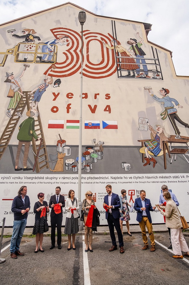 Good Looking mural Prague