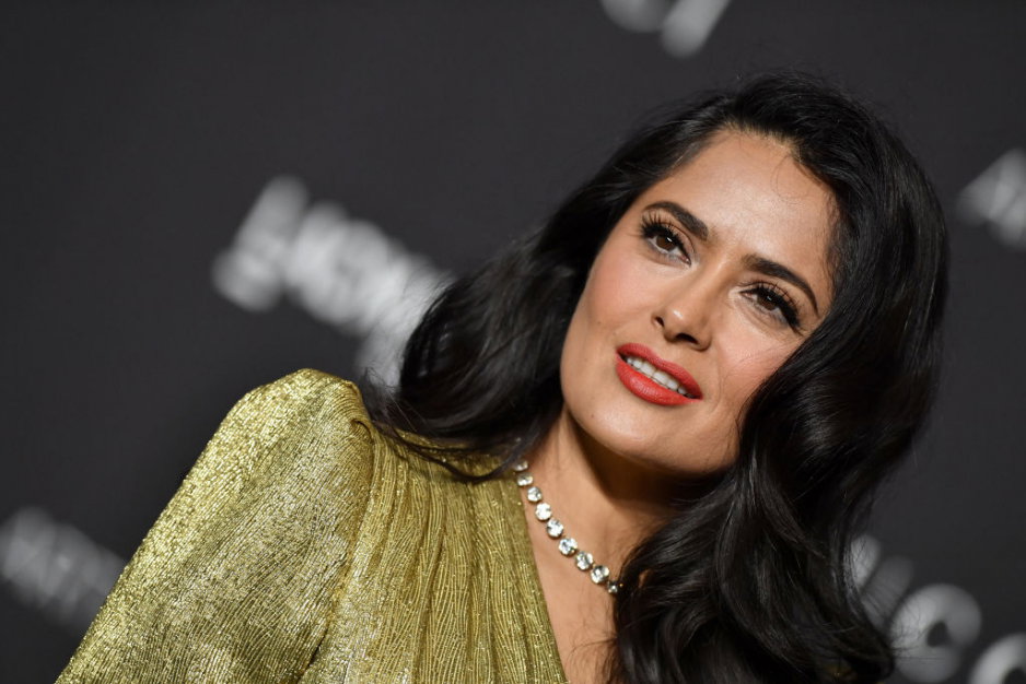 Salma Hayek w zmysłowej prześwitującej kreacji na ślubie byłego męża Jennifer Lopez. 56-letnia aktorka olśniła wszystkich