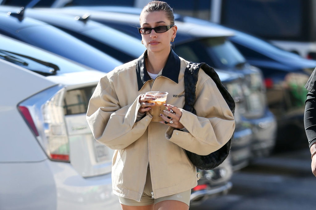Hailey Bieber w odważnej sukience bez pleców z polską metką. Modelka znów wybrała projekt Magdy Butrym