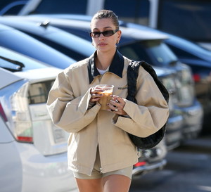 Hailey Bieber w odważnej sukience bez pleców z polską metką. Modelka znów wybrała projekt Magdy Butrym