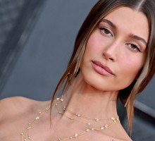 Hailey Bieber w odważnej sukience bez pleców z polską metką. Modelka znów wybrała projekt Magdy Butrym