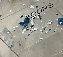 Rzeźba Jeffa Koonsa rozbita podczas wystawy