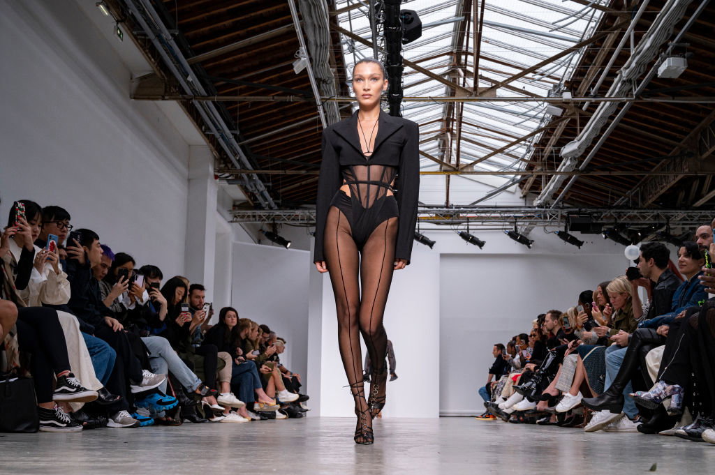 Nowości H&M powstaną we współpracy z Mugler. Szwedzka sieciówka szykuje kolekcję z legendarnym domem mody