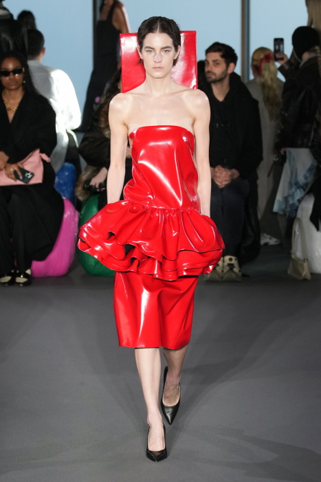 najpiekniejsze-czerwone-sukienki-i-spodnice-z-londynskich-wybiegow-kolor-roku-2023-wg-pantone-kroluje-na-fashion-weeku14-b5a4c07