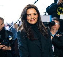 Katie Holmes zakochała się w tej spódnicy z sieciówki. To najmodniejszej model sezonu, który kupicie też w Polsce