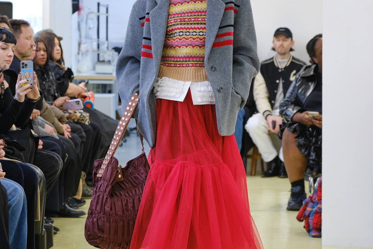 Najpiękniejsze czerwone sukienki i spódnice z londyńskich wybiegów. Kolor roku 2023 wg Pantone króluje na fashion weeku