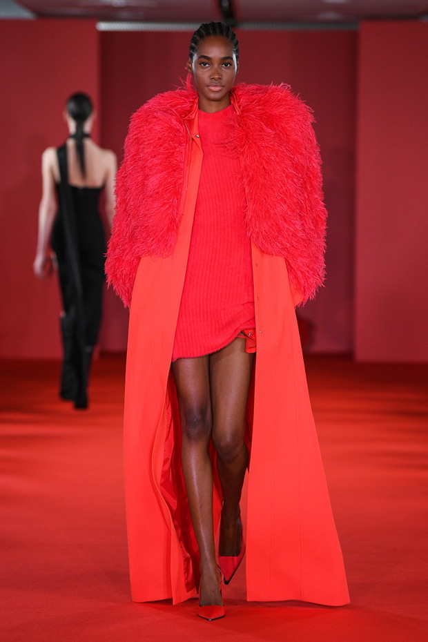 Najpiękniejsze czerwone sukienki i spódnice z londyńskich wybiegów. Kolor roku 2023 wg Pantone króluje na fashion weeku