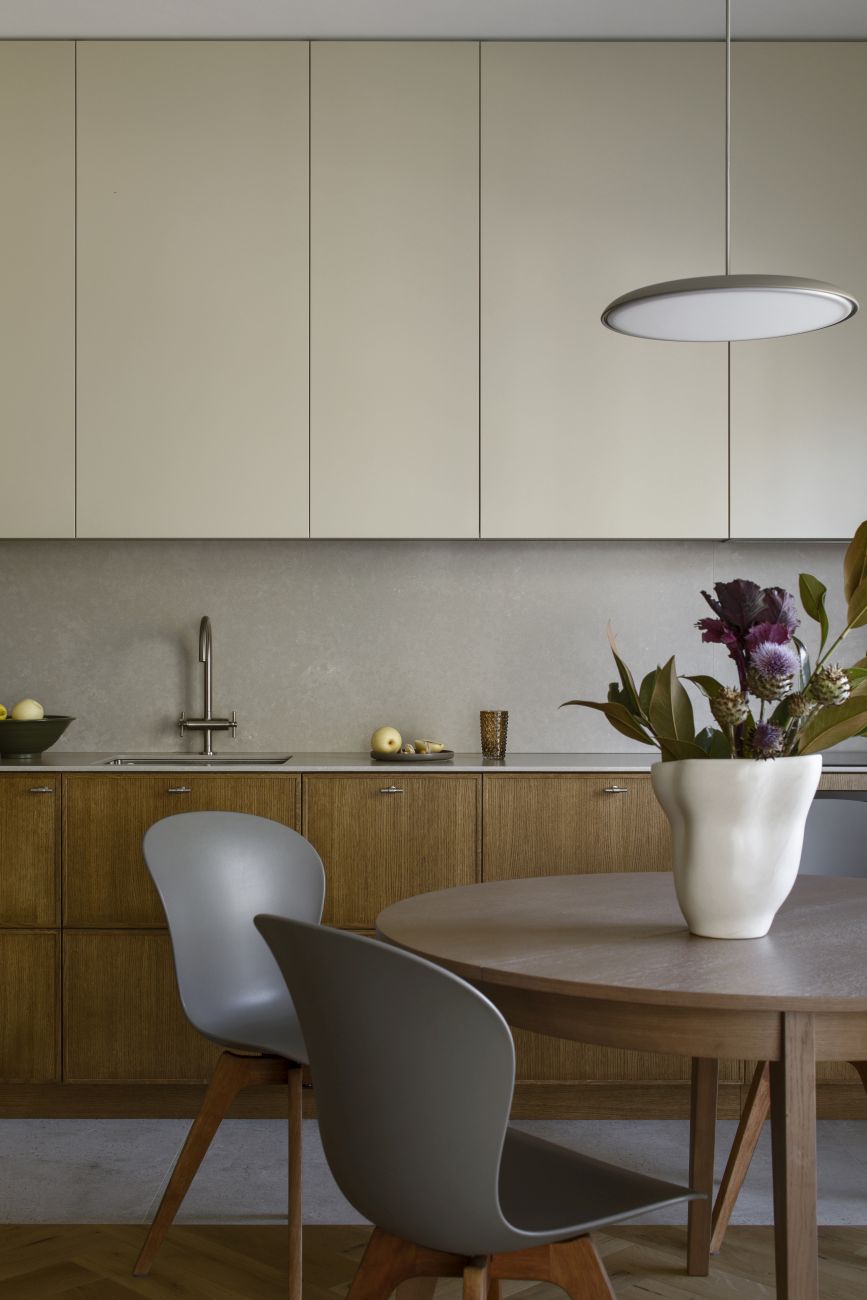 Styl mid century modern w mieszkaniu na warszawskim Mokotowie, projekt: Decoroom, Projekt kuchni: Katarzyna Domańska, architekt wnętrz Decoroom, stylizacja Kamila Jakubowska-Szmyd