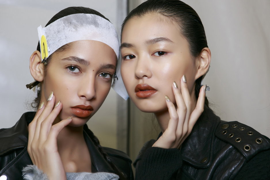 Perłowe paznokcie – TOP 20 opalizujących inspiracji na piękny manicure z połyskiem