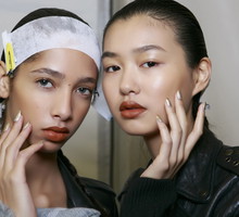 Perłowe paznokcie – TOP 20 opalizujących inspiracji na piękny manicure z połyskiem