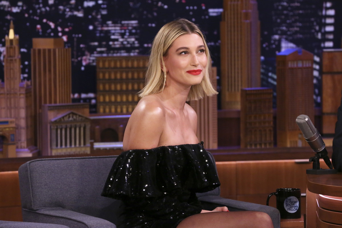 Hailey Bieber: stylizacje