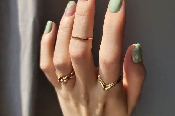 Seledynowe paznokcie - modne propozycje na manicure