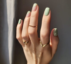 Seledynowe paznokcie - modne propozycje na manicure