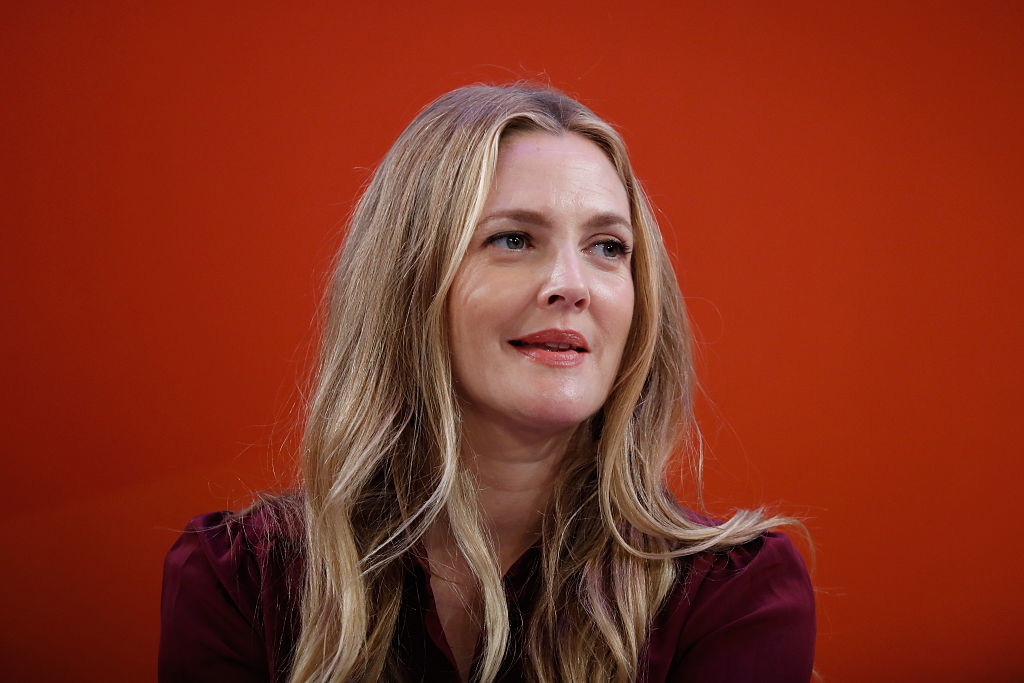 Drew Barrymore zapowiada pokaz Victorii Beckham w Paryżu. "Czy to 'Opowieść podręcznej'?" pytają zaskoczeni fani