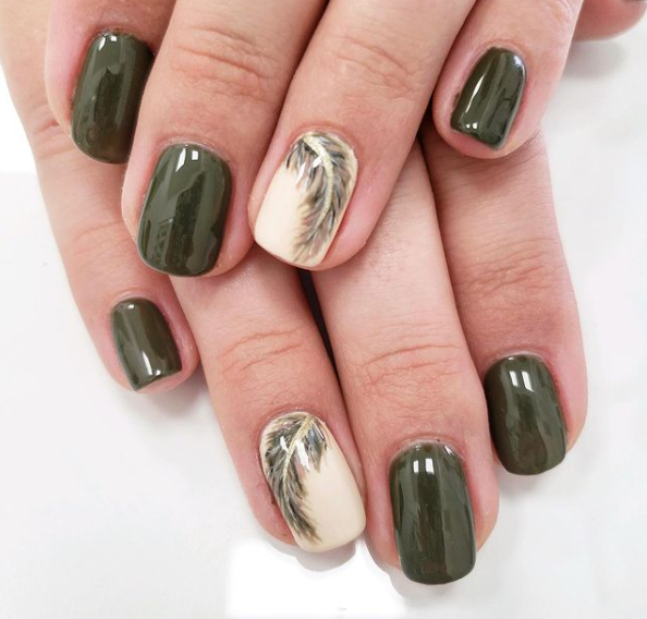 Feather manicure - prześliczny motyw piórka na paznokciach