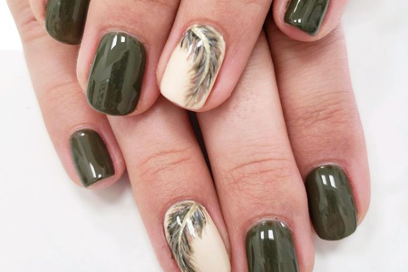 Feather manicure - prześliczny motyw piórka na paznokciach