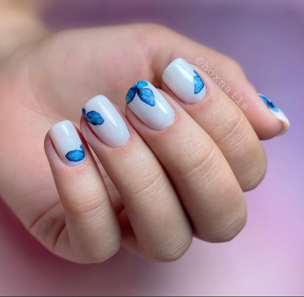 Jak w prosty sposób namalować motyla na paznokciach? Efektowny manicure, który uwielbia Kylie Jenner