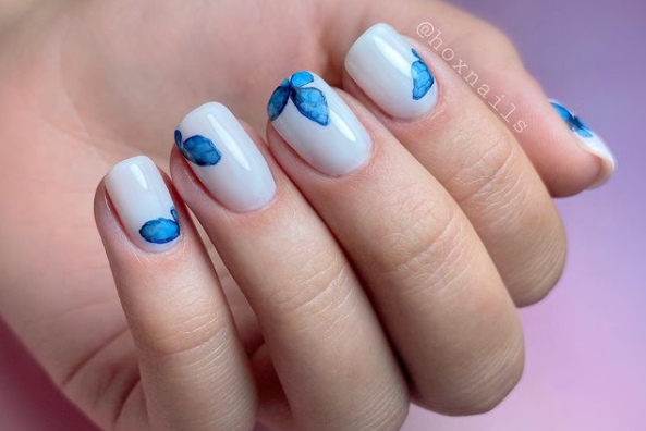 Jak w prosty sposób namalować motyla na paznokciach? Efektowny manicure, który uwielbia Kylie Jenner