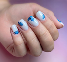 Jak w prosty sposób namalować motyla na paznokciach? Efektowny manicure, który uwielbia Kylie Jenner
