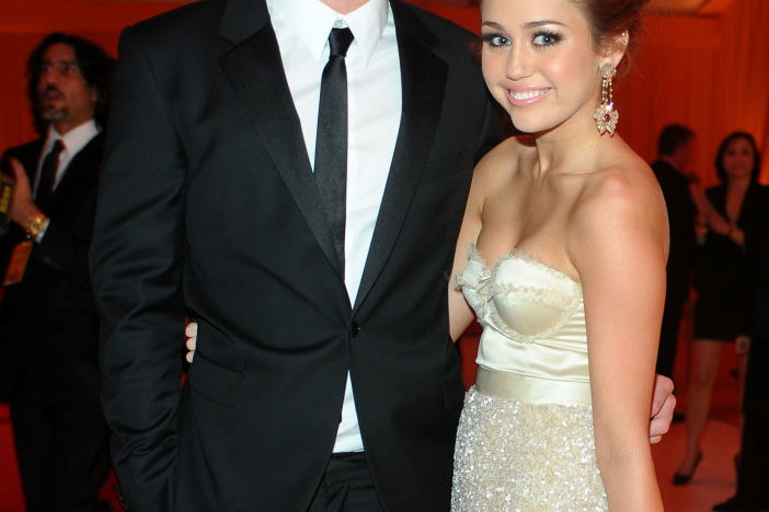 Liam Hemsworth pozwał Miley Cyrus za Flowers? Piosenka zemsty miała zagrozić jego roli w Wiedźminie