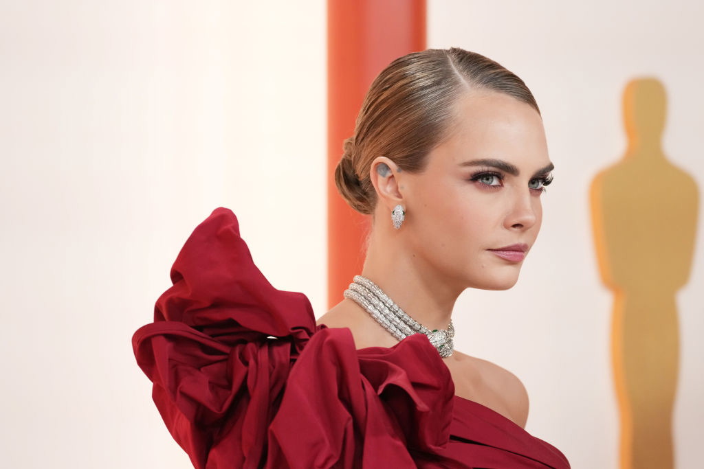 Oscary 2023: Cara Delevingne olśniła wszystkich. Modelka i aktorka wybrała suknię w najmodniejszym kolorze roku wg Pantone