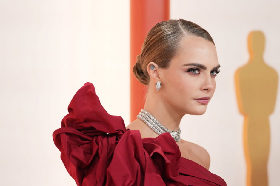Oscary 2023: Cara Delevingne olśniła wszystkich. Modelka i aktorka wybrała suknię w najmodniejszym kolorze roku wg Pantone