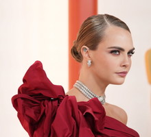 Oscary 2023: Cara Delevingne olśniła wszystkich. Modelka i aktorka wybrała suknię w najmodniejszym kolorze roku wg Pantone