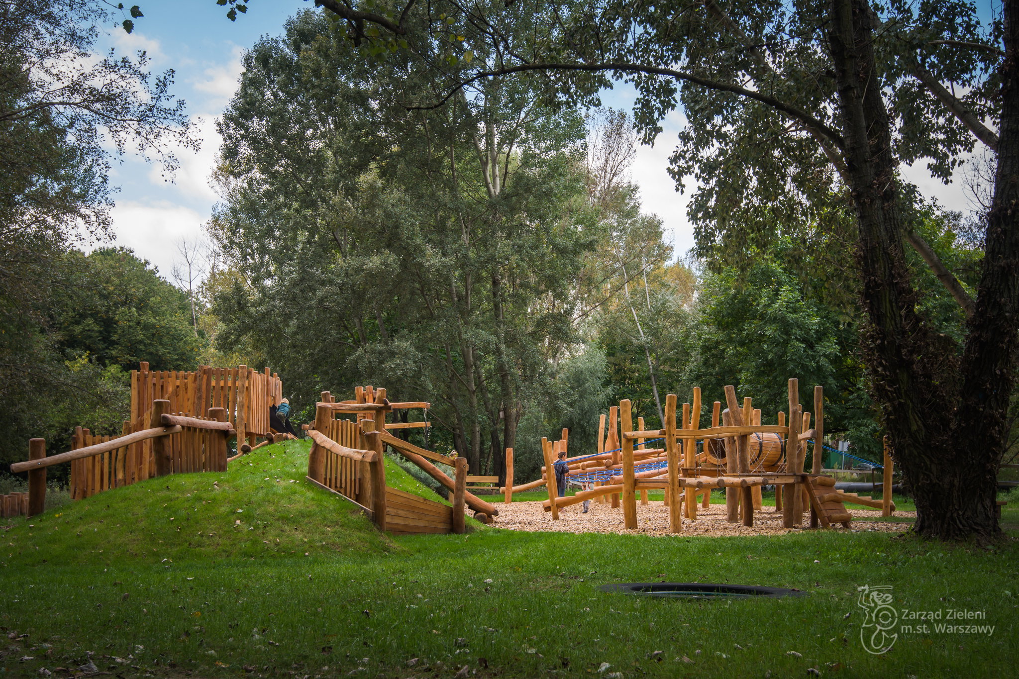 Naturalny plac zabaw w Parku Dolinka Służewska