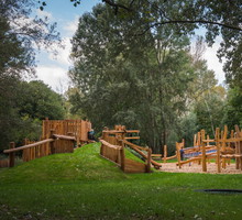 Naturalny plac zabaw w Parku Dolinka Służewska