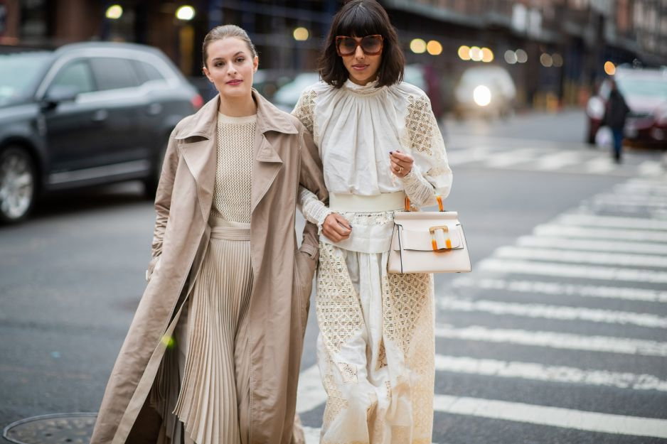 Sukienka w odcieniach nude - street fashion