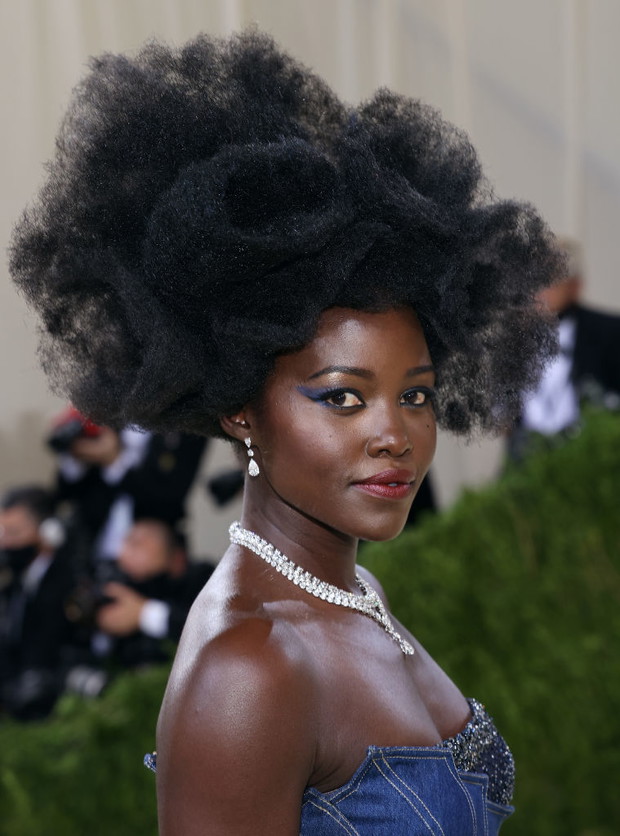 Makijaże i fryzury z Met Gala 2021: Lupita Nyong