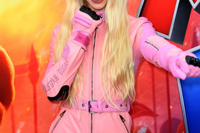 Anya Taylor-Joy olśniewa w najmodniejszym kombinezonie sezonu. Aktorka wybrała projekt w stylu motocyklowym od słynnej francuskiej marki