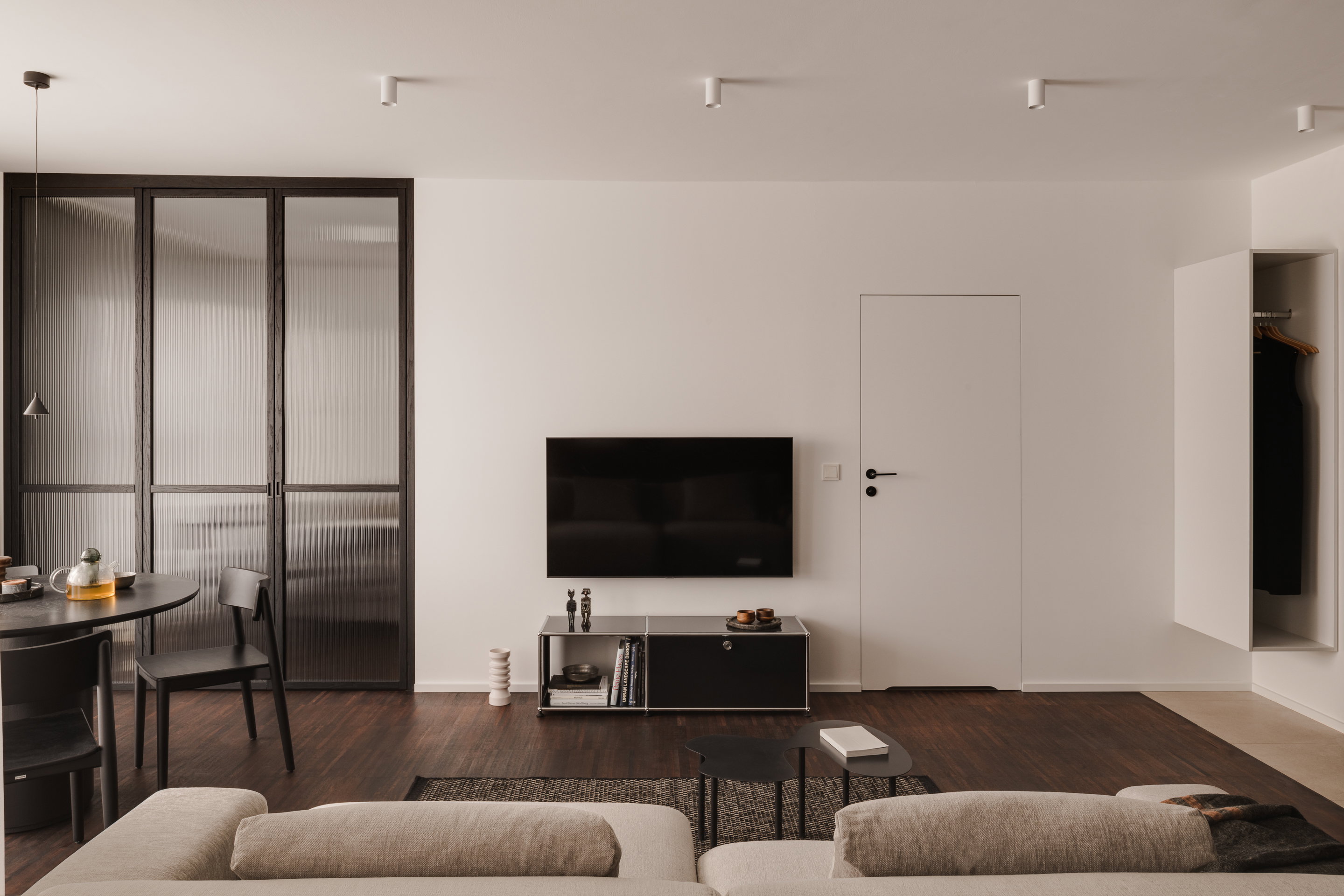 Elegancki minimalizm w mieszkaniu w Łodzi, projekt: 3XEL Architekci