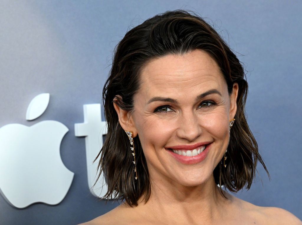 Jennifer Garner w "mokrych" włosach na czerwonym dywanie. Aktorka i była żona Bena Afflecka lansuje nonszalancją fryzurę