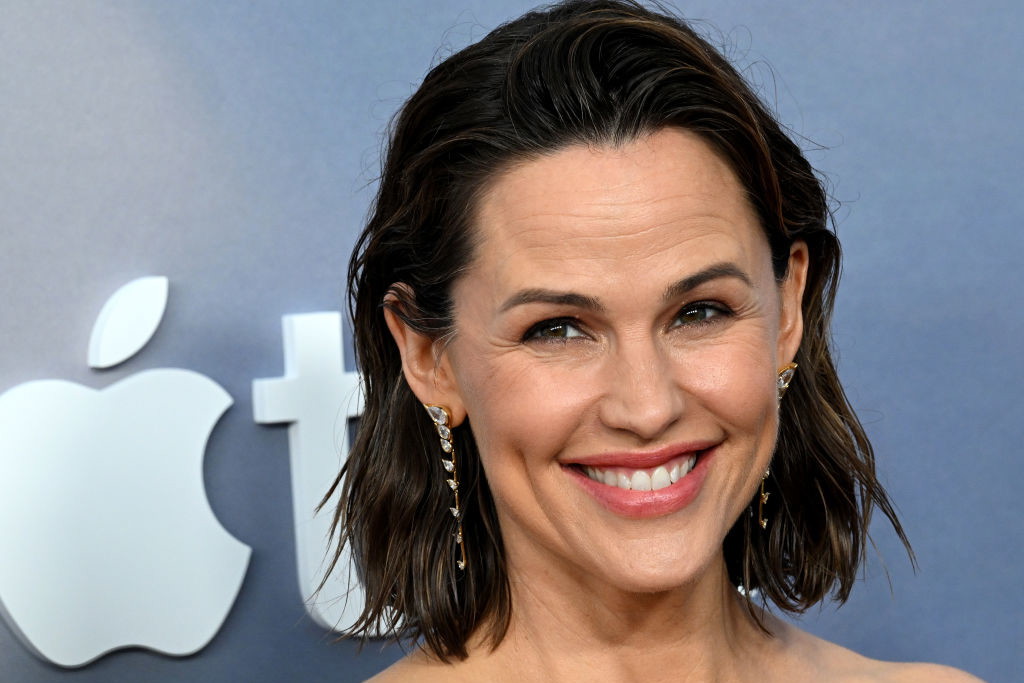 Jennifer Garner w "mokrych" włosach na czerwonym dywanie. Aktorka i była żona Bena Afflecka lansuje nonszalancją fryzurę
