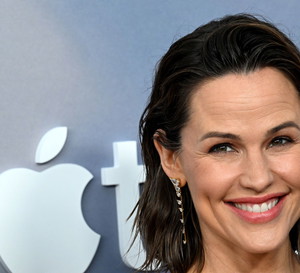Jennifer Garner w "mokrych" włosach na czerwonym dywanie. Aktorka i była żona Bena Afflecka lansuje nonszalancją fryzurę