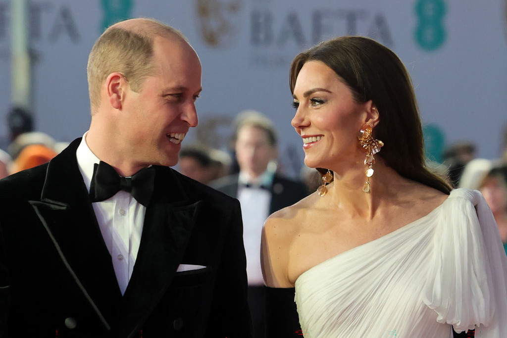 Księżna Kate i książę William świętują 12. rocznicę ślubu. Z tej okazji para opublikowała nowe wspólne zdjęcie. "Co za wspaniałe zdjęcie. Wyglądacie na szczęśliwych"