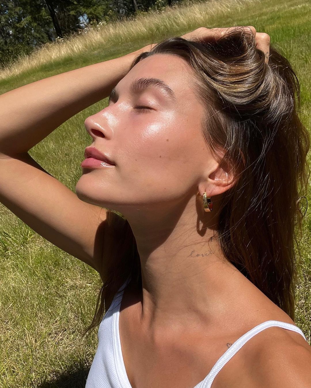 Hailey Bieber zdradziła co robi, by jej cera wyglądała jak „lukrowany pączek”. Jej sekret to peptydy