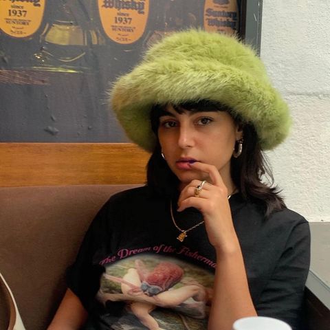 pluszowy bucket hat od Emmy Brewin na liście najbardziej pożądanych produktów 2021 roku