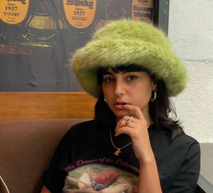 pluszowy bucket hat od Emmy Brewin na liście najbardziej pożądanych produktów 2021 roku