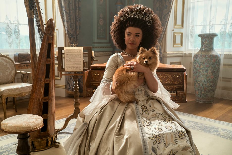 "Królowa Charlotta: Opowieść ze świata Bridgertonów". Dlaczego warto obejrzeć nowy serial kostiumowy od Netflix?