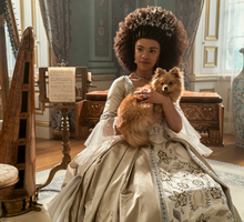 "Królowa Charlotta: Opowieść ze świata Bridgertonów". Dlaczego warto obejrzeć nowy serial kostiumowy od Netflix?