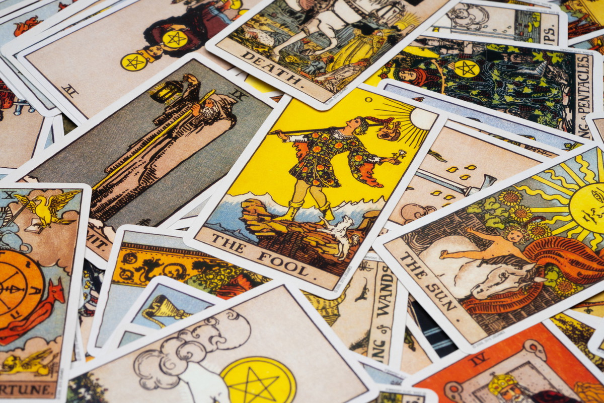 Tarot na maj 2023. Co nas czeka po zaćmieniach? Karty w tym miesiącu ostrzegają przed kłamstwem